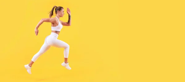 Enérgico Corredor Fitness Mujer Corriendo Sobre Fondo Amarillo Mujer Saltando —  Fotos de Stock