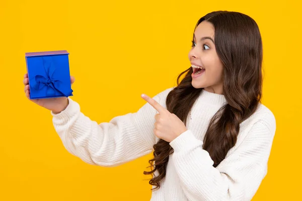 Adolescente Excitée Funny Kid Girl Hiver Portent Des Boîtes Cadeaux — Photo