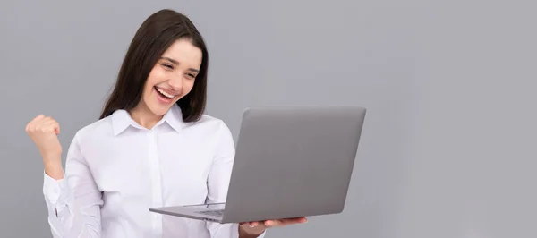 女性独立人脸肖像 横幅与模拟复制空间 成功的女商人穿着白衬衫 手持笔记本电脑上网工作 事业有成 — 图库照片