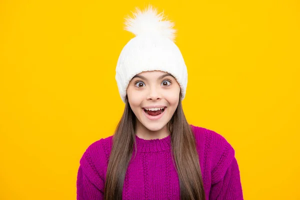 Menina Adolescente Moderna Usando Suéter Chapéu Malha Fundo Amarelo Isolado — Fotografia de Stock