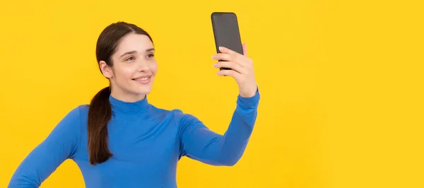 Kvinnan Isolerad Ansikte Porträtt Banderoll Med Kopieringsutrymme Vlogg Med Mobiltelefon — Stockfoto