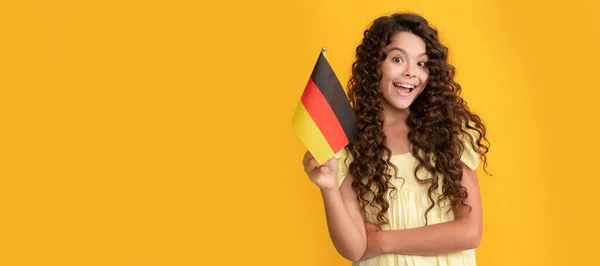 Utazás Németországba Ámulatba Ejtett Tini Lány Tartja Német Zászló Schengen — Stock Fotó