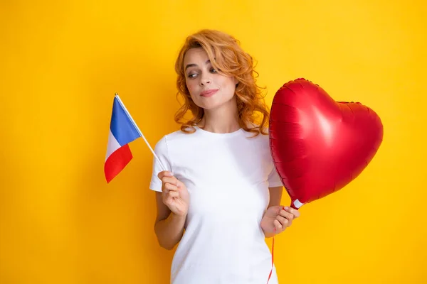 Γυναίκα Κρατώντας Σημαία Της Γαλλίας Και Κόκκινο Μπαλόνι Καρδιά Φοιτητής — Φωτογραφία Αρχείου