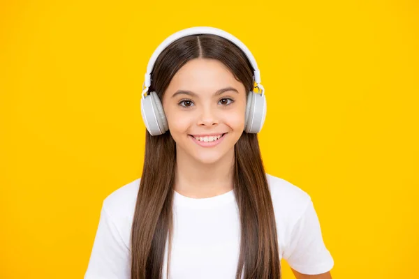 Adolescente Dans Casque Écoutant Musique Portant Une Tenue Décontractée Élégante — Photo