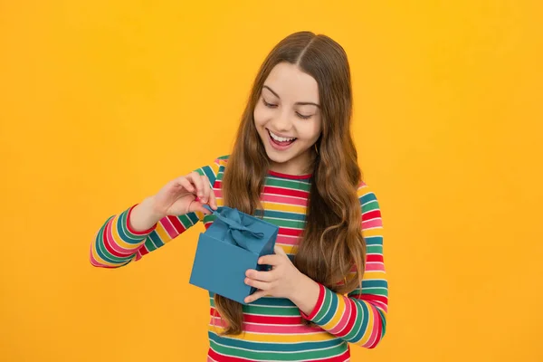 Teenager Child Girl Holding Present Box Isolated Yellow Studio Background — 스톡 사진