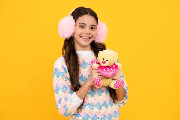 Menina Adolescente Segurar Brinquedo Pelúcia Isolado Fundo Amarelo Infância Feliz — Fotografia de Stock