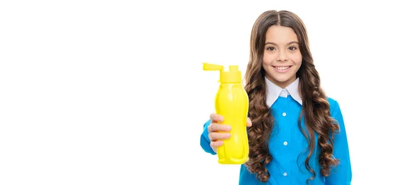快乐的女孩送给黄色的塑料瓶 水化液 从饮食中获得水分 孤立儿童脸 横幅头 复制空间的横向海报 — 图库照片