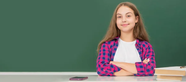 Wesoły Dzieciak Siedzący Klasie Przy Tablicy Wrześniu Portret Uczennicy Nagłówek — Zdjęcie stockowe