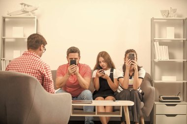 Telefon bağımlısı baba ve çocuk aile psikologu, internet.