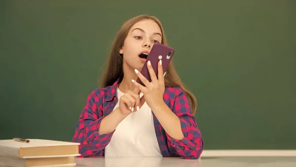 Gelukkig Tiener Meisje Praten Mobiele Telefoon Middelbare School Blackboard Voice — Stockfoto
