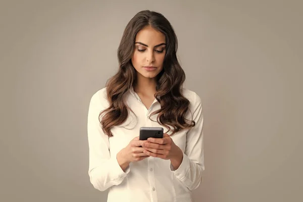 认真的女商人看着手机屏幕 在智能手机上阅读短信 在智能手机上打字 通过手机聊天的女自由职业者 — 图库照片