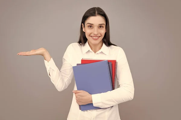 Grappig Verrast Vrouwelijke Student Houdt Boeken Geïsoleerd Grijze Achtergrond Studio — Stockfoto