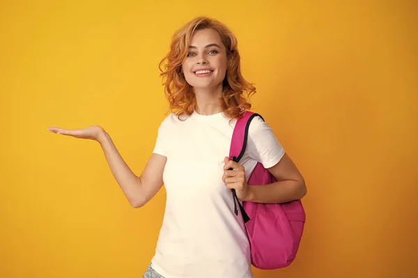 Zaskoczony Zabawy Nastolatek Student Dziewczyna Plecakiem Pastelowym Tle Żółty Kolor — Zdjęcie stockowe