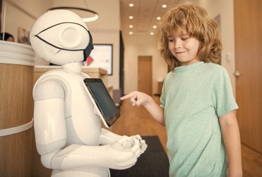 Çocuk robot yapay zeka ve iletişim ile etkileşime geçiyor..