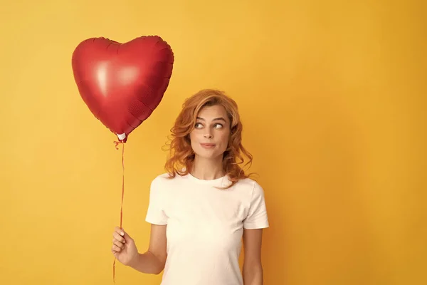 Κοκκινομάλλα Μπαλόνι Αγάπης Καρδιάς Φιλανθρωπία Και Δωρεά — Φωτογραφία Αρχείου
