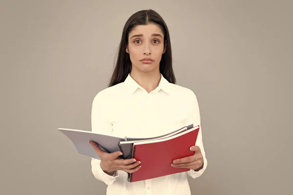 Tiener Meisje Met Notitieboekjes Staan Grijze Achtergrond Met Kopieerruimte Educatief — Stockfoto