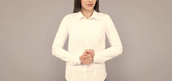 Mujer Negocios Indecisa Camisa Blanca Sobre Fondo Gris Ceo — Foto de Stock