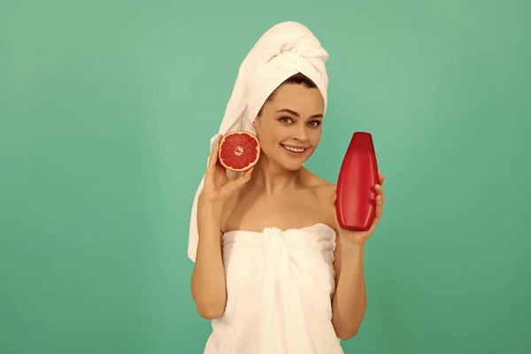 Mulher Feliz Toalha Com Frasco Xampu Toranja Fundo Azul — Fotografia de Stock