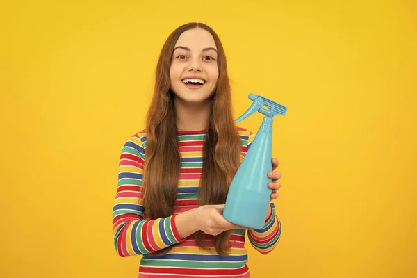 Menina Segurando Garrafa Detergente Criança Feliz Segurar Produto Pulverizador Desinfetante — Fotografia de Stock