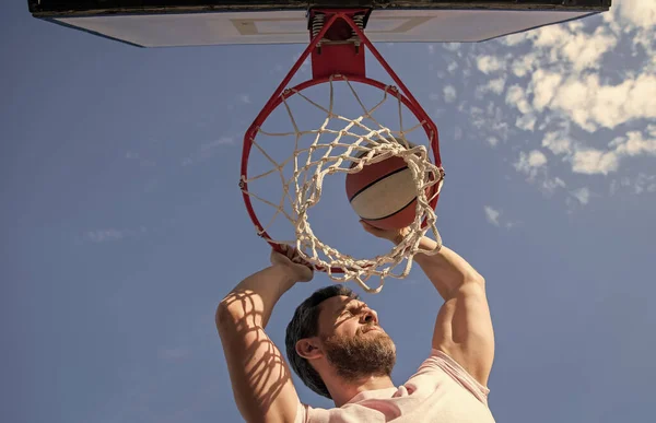 Bater Cheio Movimento Actividade Verão Homem Salto Com Bola Basquete — Fotografia de Stock