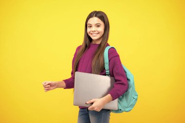Okul çocuğu. Uzaktan öğrenme online mesafe eğitimi, uzaktan eğitim. Liseli kız dizüstü bilgisayarı tut