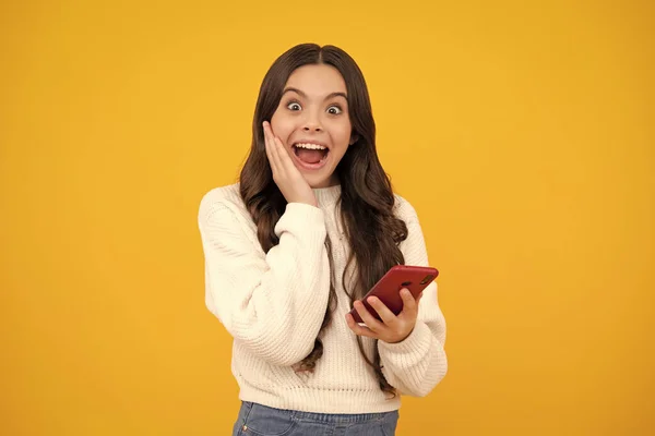 Spännande Tonåring Flicka Använda Smart Telefon Dela Sociala Medier Chatta — Stockfoto