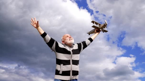 Щасливий Старий Вдає Літає Модельному Літаку Небі Вдаючи — стокове відео