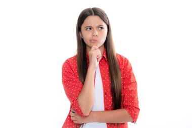 Düşünceli, zeki bir genç kız. Beyaz soyutlanmış geçmişi olan düşünceli bir genç kız çocuğu. Fikir üzerinde düşünen bir çocuğun portresi. Düşünceli kız.