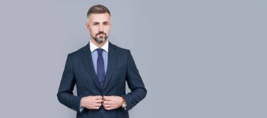 Resmi takım elbiseli, resmi kıyafetli, gri saçlı, olgun bir patron. İnsan yüzü portresi, kopyalama alanı olan pankart