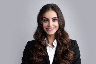 Kadın iş modeli yüzü. Mutlu gülümseyen kadın portresi. Çekici, hoş, neşeli, günlük giysiler içinde mutlu ve tasasız bir geçmişi olan bir genç kız.