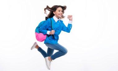 Sırt çantalı liseli kız. Tecrit edilmiş genç bir öğrenci. Öğrenme ve bilgi. Git çalış. Koş ve atla. Çocuk eğitimi konsepti