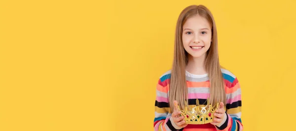 Positieve Tiener Kind Houden Koningin Kroon Gele Achtergrond Kind Koningin — Stockfoto