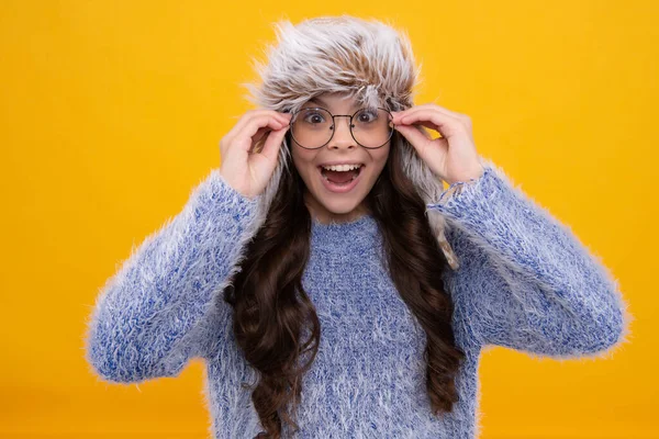 Moda Jovem Feliz Chapéu Malha Suéter Divertindo Sobre Fundo Azul — Fotografia de Stock