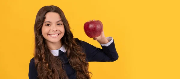 Szczęśliwa Nastolatka Dziewczyna Pokazuje Czerwone Jabłko Witaminy Lunch Żółtym Tle — Zdjęcie stockowe