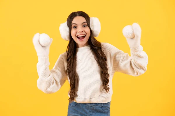 Tonåring Barn Santa Flicka Päls Tröja Jul Boll Isolerad Gul — Stockfoto