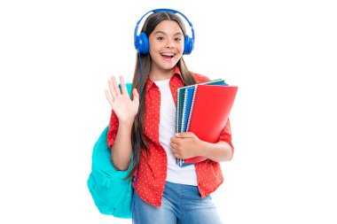 Öğrenci, kulaklıklı, okul çantalı, beyaz izole stüdyo geçmişli genç kız. Çocuk okulu ve eğitim konsepti. Mutlu gülümseyen genç kızın portresi.