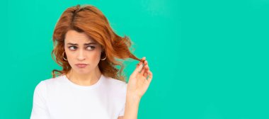 Moda mankeni üzgün. Genç bir kızın güzel görünüşü. Kızıl saçlı kadının portresi. İzole edilmiş yüz portresi, kopyalama alanı olan pankart