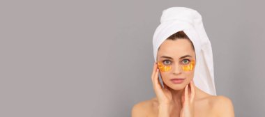 Güzel bir kadın, izole edilmiş bir yüz portresi, taklit alanı olan bir afiş. Derinin güzelliği. Cilt bakımı. Yüz kolajeni kozmetiği. Nemlendirici cilt. kozmetoloji