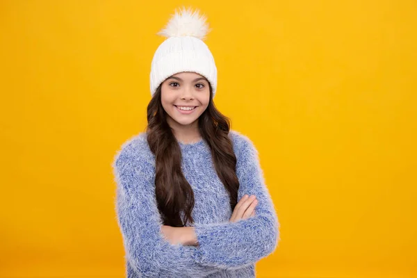 Menina Adolescente Bonita Chapéu Inverno Uma Camisola Quente Uma Criança — Fotografia de Stock