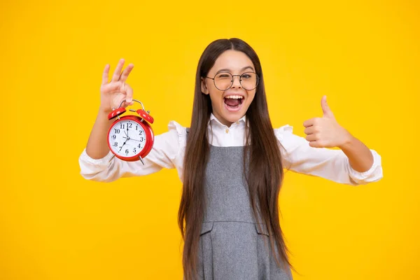 Adolescente Estudiante Mantenga Reloj Aislado Sobre Fondo Amarillo Hora Escuela — Foto de Stock