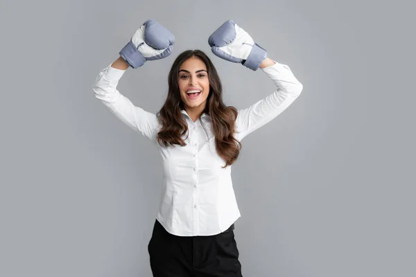 戴拳击手套的女人一个穿着西装戴着拳击手套的女人的富有创意的商业肖像 灰色背景 — 图库照片
