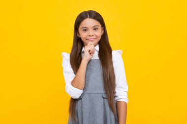 Mutlu kız yüzü, pozitif ve gülümseyen duygular. Düşünceli genç kız bir şeyler hayal ediyor, hayal ediyor, fikir yaratıyor.