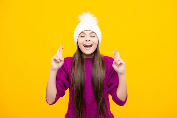 冬服や暖かい帽子の学校の女の子 冬休み 子ファッションモデル — ストック写真