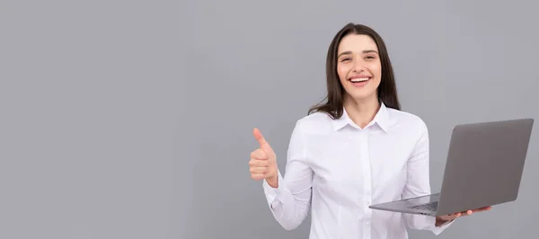 女性独立人脸肖像 横幅与模拟复制空间 穿着白衬衫的快乐女人拿着电脑 摆出大拇指姿势 快速上网 — 图库照片