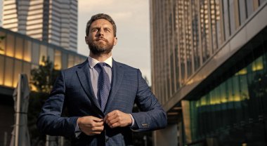 Ofis dışında takım elbiseli girişimci, kopyalama alanı, iş yeri.