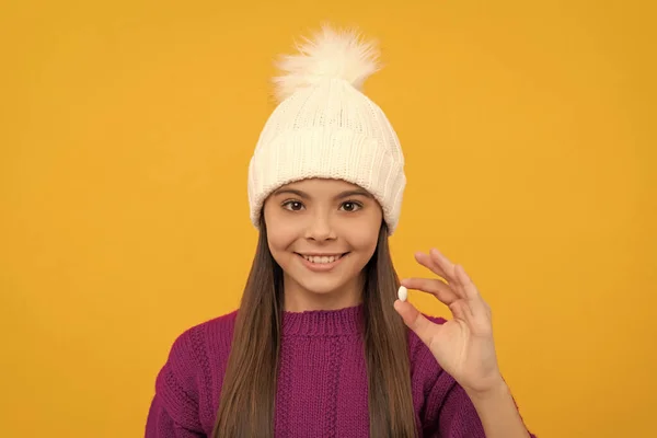 Hälsosam Livsstil Barnens Hälsa Glad Barn Vinter Hatt Med Piller — Stockfoto