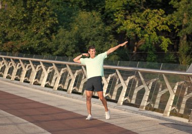Vücut geliştirici gibi poz veren mutlu bir sporcu. spor ve sağlık.