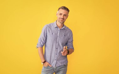 Elli saati olan adam. Kol saatini gösteren bir adam. Geç kaldın. Teslim tarihi. Zaman yönetimi. Erkek gardırobu. Modern yaşam başarısı. Erkek moda aksesuarı. Gülümseyen adam işaret ediyor..