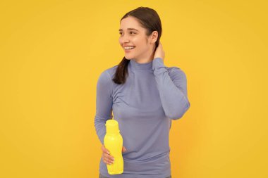 Günde bir içki. Sıvı yeterliliği. Susuz kalma. İyi bir kadın maden suyu tutar. Susadım. Plastik şişeli genç kız. Sağlıklı bir yaşam tarzı. Vücuttaki su dengesi.