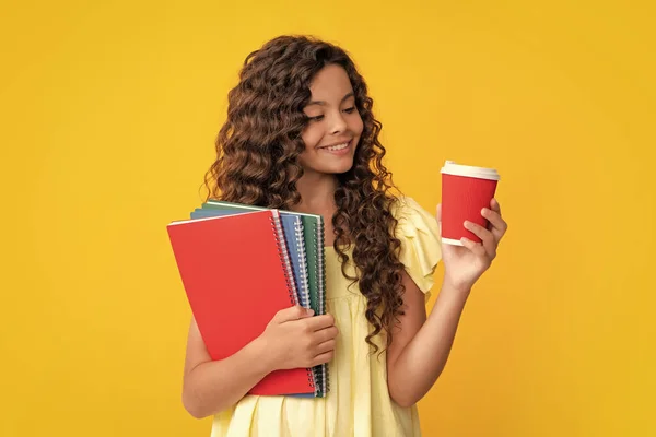 本を持つ学生のティーンの女の子は黄色の背景に隔離された持ち帰り配達カップコーヒーを保持しています 大学の概念における教育 笑顔女子高生 — ストック写真
